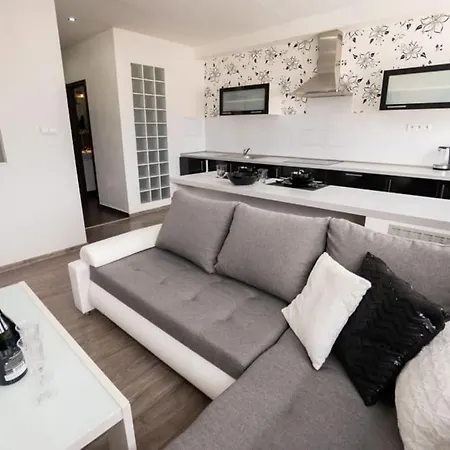 Great Apartment Blck&Wht Near Center & Own Parking Martin Exterior photo