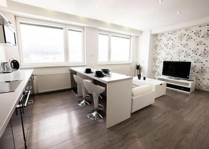 Great Apartment Blck&Wht Near Center & Own Parking