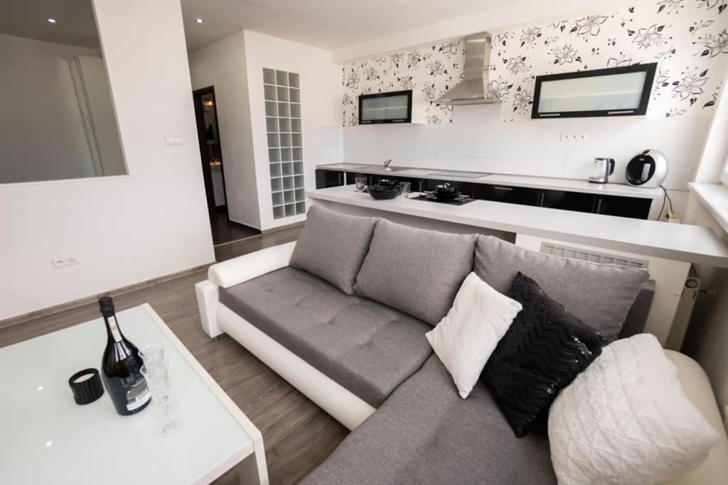 Apartment Great Blck&wht Near Center & Own Parking *