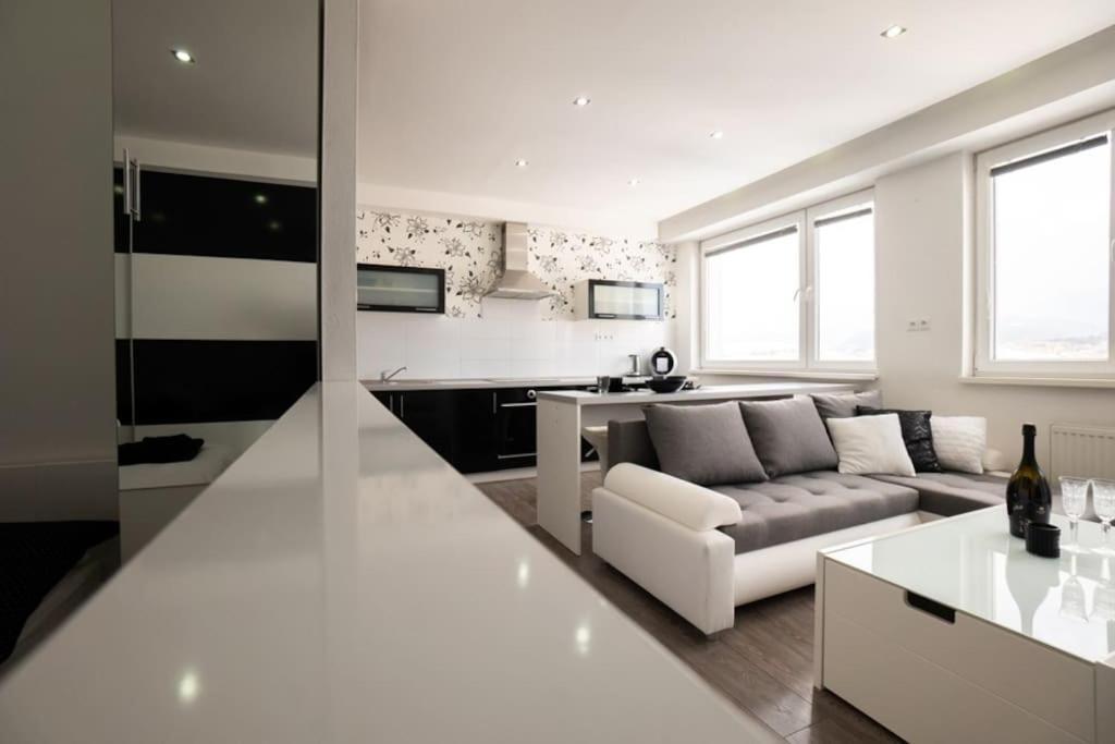 Great Blck&wht Near Center & Own Parking Apartment *