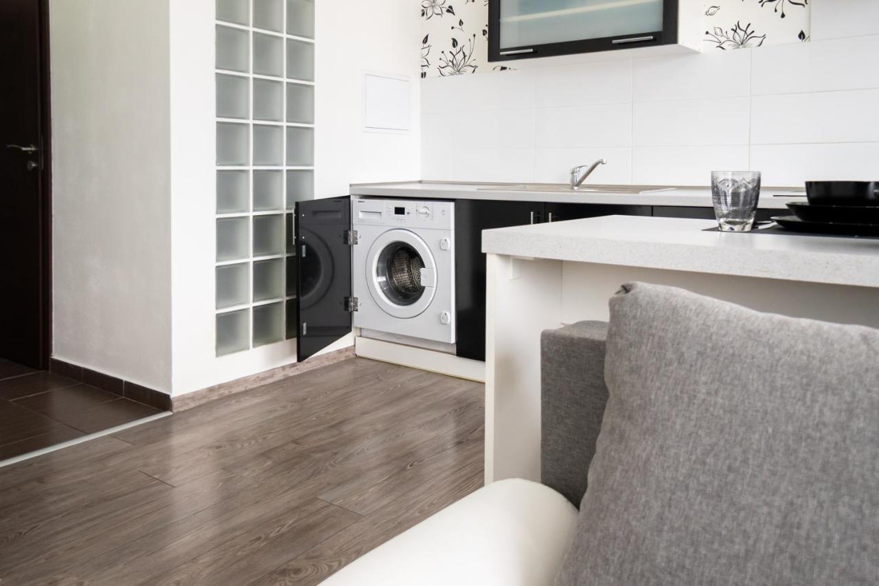 Great Blck&wht Near Center & Own Parking Apartment